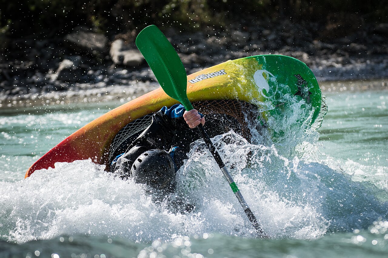 Why do kayaks tip over and how to avoid capsizing